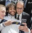 Selfie inusitada tirada com o presidente francês  Foto: AP