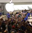 Primeiros clientes entram na loja da Apple no shopping Morumbi, na zona Sul de São Paulo, inaugurada neste sábado  Foto: Renato S. Cerqueira / Futura Press