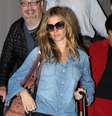 De camisa jeans e calça preta, Gisele Bündchen desembarca em aeroporto nos EUA  Foto: Grosby