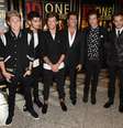 Simon Cowell em foto com o One Direction ainda como um quinteto  Foto: Ian Gavan / Getty Images 