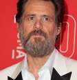 <p>Jim Carrey exibe barba comprida e grisalha em evento nos EUA</p>  Foto: AFP