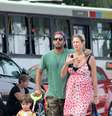 Grávida de gêmeos, Luana Piovani exibe barrigão em passeio no Rio  Foto: JC Pereira / AgNews