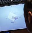 Oficial acompanha em monitor a locomoção de navios ao Canal da Sicília, área em que uma embarcação com 700 imigrantes naufragou  Foto: Angelo Carconi / ANSA via AP
