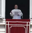 Papa Francisco rezou pelos imigrantes desaparecidos no Canal da Sicílio após um naufrágio  Foto: Andrew Medichini / AP