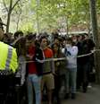 Familiares aguardam informações sobre feridos em ataque em escola na Espanha  Foto: Reuters