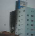 <p>Fumaça do incêndio marcou a parte externa do prédio</p>  Foto: Roberto Meira / vc repórter