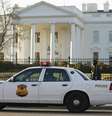 <p>Membros do Serviço Secreto dos EUA protegem a Casa Branca</p>  Foto: Kevin Lamarque / Reuters