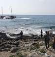 Agentes da guarda costeira grega e locais observam um barco naufragado com imigrantes que tentam chegar à Grécia, perto da ilha de Rodes, nesta segunda-feira. 20/04/2015  Foto: Michalis Loizos / Reuters