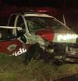 Após esfaquear a namorada, homem colidiu o carro o qual dirigia contra uma viatura da PM, matando um policial  Foto: Redecity.com