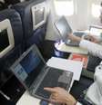 Acessar internet no avião pode trazer perigo  Foto: Reprodução / BBC News Brasil