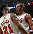 Jimmy Butler e Joakim Noah celebram durante a vitória do Chicago Bulls  Foto: Jonathan Daniel / Getty Images 