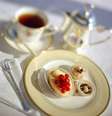 Crystal Cruises – Todos os dias nos navios da Crystal Cruises é servido o chá da tarde, com uma seleção de sabores. Há eventos especiais como o Mozart Tea, que remete a Viena (na Áustria) do século XVIII. O staff usa roupas de época para servir bolos e comidas típicas austríacas. Também estão na programação o English Colonial Tea (que segue a tradição inglesa de chás) e o American Tea, uma criação da companhia em tributo aos verões norte-americanos  Foto: Crystal Cruises/Divulgação
