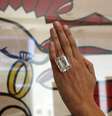 <p>Modelo apresenta o anel com diamante de 100,2 quilates</p>  Foto: Lucy Nicholson / Reuters