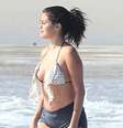 Selena Gomez está de férias com seus amigos e tem aproveitado as praias do México. A atriz e cantora, também conhecida por ser ex-namorada de Justin Bieber, entrou no mar com um biquíni na parte de cima, mas optou por usar shorts.  Foto: The Grosby Group