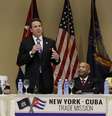 <p>O governador de Nova York, Andrew Cuomo, discursa durante um encontro comercial num hotel em Havana, Cuba</p>  Foto: Enrique De La Osa / Reuters