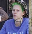 Jared Leto pinta os cabelos de verde e descolore as sobrancelhas para viver o Coringa em filme  Foto: Grosby