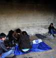 Imigrantes afegãos vivem em condições precárias na Grécia  Foto: SAKIS MITROLIDIS / AFP