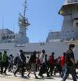 Imigrantes resgatados desembarcam de um barco militar italiano no porto de Augusta, na ilha da Sicília, em 22 de abril de 2015  Foto: Francesco Malavolta / AP