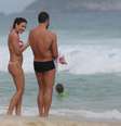 Kyra e Malvino levam filha à beira do mar  Foto: AgNews