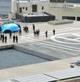 Autoridades da Segurança investigando o drone no telhado do escritório do primeiro-ministro japonês, Shinzo Abe.   22/04/2015  Foto: Kyodo / Reuters