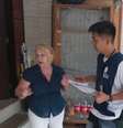 <p>Agente de saúde e soldado do Exército visitam casa no bairro do Limão, um dos mais afetados pela dengue</p>  Foto: Débora Melo / Terra