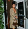 O casaco e o short de Rihanna são bem legais, mas usados assim, sem uma blusinha ou um top por baixo, é pedir para sair aqui, nesta coluna de bad look  Foto: The Grosby Group