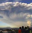 Crianças observam erupção do vulcão Calbuco, em 22 de abril  Foto: Carlos F. Gutierrez / AP