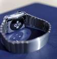 O primeiro aparelho vestível da Apple começou a ser vendido nesta sexta-feira (24)  Foto: Robert Galbraith / Reuters