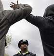 Um agente da polícia de Baltimore monta guarda ante a comissaria do distrito oeste de Baltimore  Foto: AP en español