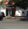 Vigilante deitado no chão, em frente ao banco, com a suposta bomba amarrada a cintura  Foto: Rosemary de Souza / Especial para Terra