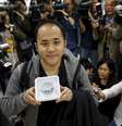 O cliente Yuichiro Masui foi o primeiro cliente em Tóquio a adquirir o Apple Watch  Foto: Thomas Peter / Reuters
