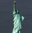 Esquadrão antibomba da polícia de NY ajuda em operação na Estátua da Liberdade  Foto: Twitter