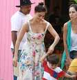 O vestido de Juliana Paes é um daqueles tipo coringa. Pode ser usado tanto de forma despojada, como ela mostra, inclusive com tênis branco, quanto com uma sandália ou sapato alto, para ficar mais elegante e chique  Foto: Dilson Silva / AgNews