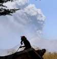 Bombeiros consertam telhado de sua base na cidade chilena de Ensenada perto do vulcão Calbuco  Foto: Ivan Alvarado / Reuters