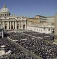Pessoas na Praça de São Pedro, no Vaticano  Foto: Max Rossi / Reuters