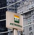 Logo da Petrobras visto em frente prédio da companhia em São Paulo, em 23 de abril  Foto: Paulo Whitaker / Reuters
