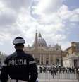 Policial patrulha os arredores da Basílica de São Pedro, após suspeita de que extremistas planejavam um atentado contra o Vaticano  Foto: Gregorio Borgia / AP