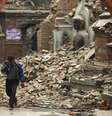Homem chora em meio a escombros de prédios após terremoto no Nepal  Foto: Reuters