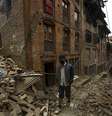 Homem caminha por escombros de casas destruídas em Bhaktapur, Nepal  Foto: Reuters