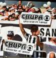 Santistas levam faixa em referência à ausência de transmissão da Globo em Santos x XV de Piracicaba, única quartas às 16h do domingo dia 12 de abril. Emissora passou Corinthians x Ponte Preta no sábado  anterior  Foto: Sergio Barzaghi / Gazeta Press