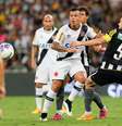Bernardo cobrou a falta que originou o gol da vitória do Vasco sobre o Botafogo neste domingo  Foto: Roberto Filho/Agência Eleven / Gazeta Press