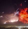 O vulcão Calbuco em erupção, em Puerto Varas, em foto de 23 de abril  Foto: David Cortes Serey/ Agencia Uno / AP