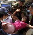 Militares e voluntários carregam uma mulher ferida ao hospital Dhading, após o terremoto de sábado, em Dhading Besi, no Nepal, nesta segunda-feira. 27/04/2015  Foto: Athit Perawongmetha / Reuters