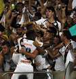 Torcida do Vasco fez a festa com os jogadores na primeira partida  Foto: Marcelo Sadio / Vasco.com.br / Divulgação