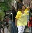 Mulher tira filho à força de protesto em Baltimore aos tapas   Foto: BBC News Brasil