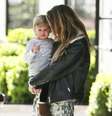 Caçula de Gisele Bündchen e Tom Brady faz birra e ganha carinhos da mãe em tarde no parque  Foto: The Grosby Group