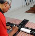  ​Cruzes com nomes dos condenados foram produzidas com antecedência em Cilacap  Foto: AFP/Getty