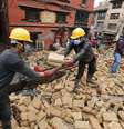 Voluntários ajudam a remover destroços de casa destruída por terremoto em Katmandu  Foto: Wolfgang Rattay / Reuters