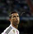 Ronaldo só fez bonito com a bola no pé, ajudando o Real a seguir na luta pelo título  Foto: Sergio Perez / Reuters