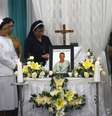 Freiras católicas rezam ao lado do caixão do brasileiro Rodrigo Gularte em uma casa funerária em Jacarta, Indonésia  Foto: Nyimas Laula / Reuters